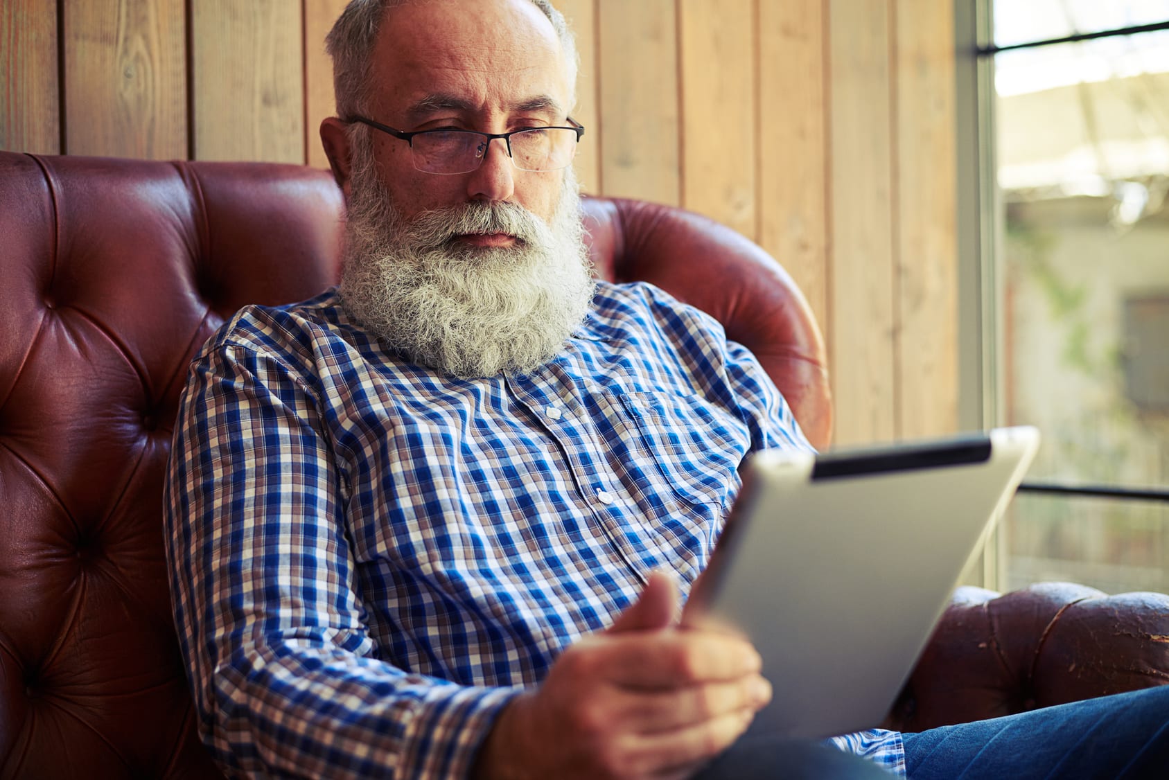 photo UA man on tablet